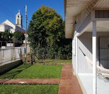 Cambara do Sul Casa | Casa Aurora, Completa, no Centro, Cercada, 130m quadrados, 11 Pessoas, Wi-Fi, 3 Quartos, Cozinha e Sala Integrados, 2 Banheiros, Varanda, Garagem Coberta 1 carro, Estacionamento Interno 3 Carros, Churrasqueira, Lareira de Alta Performance, Fogão de Ferro