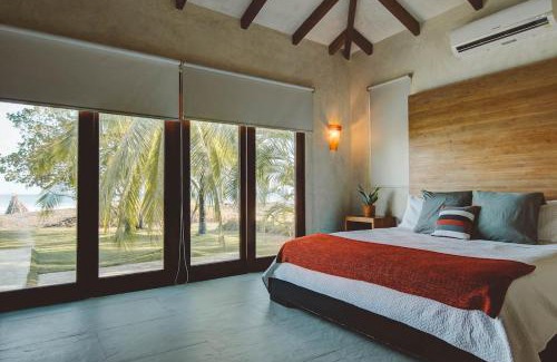 Las Escobas del Venado Casa | Casa Azul - Directly on Playa Venao, sleeps 8-10+