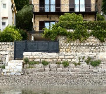 Bijela Casa | Casa Azzurra Bijela Montenegro
