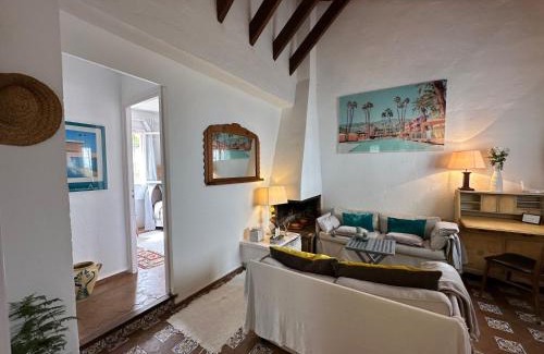 Urbanización Pinos Verdes Casa | Casa Bela, casa reformada en Marbella muy cerca de la playa