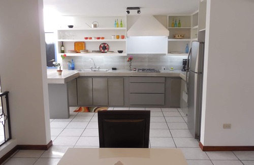 Cuenca Apartamento | Casa Bella Mia. ¡Este acogedor y espacioso piso con exuberante jardín te espera!