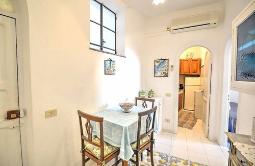 Positano City Centre Casa | Casa Bettina: una casa antigua característica en un piso.