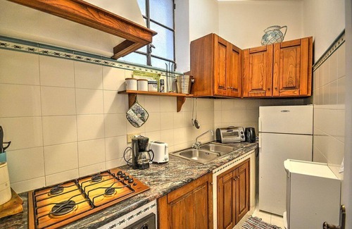 Positano City Centre Casa | Casa Bettina: una casa antigua característica en un piso.