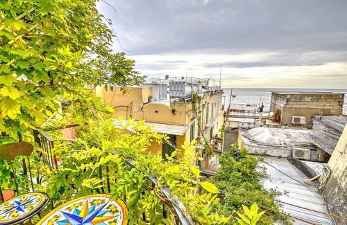 Positano City Centre Casa | Casa Bettina: una casa antigua característica en un piso.