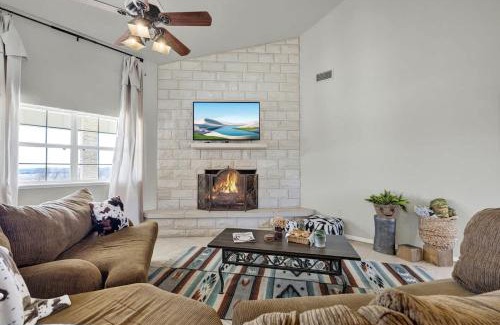 Fredericksburg Casa | Casa Blanca: Hot-tub, Fire Pit, Hill Country Views