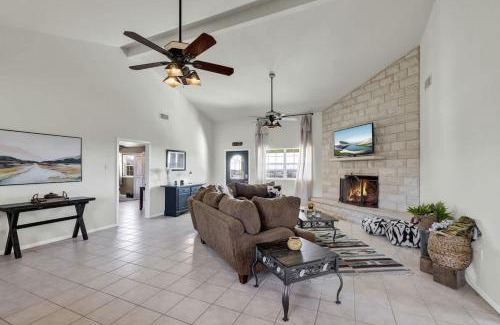 Fredericksburg Casa | Casa Blanca: Hot-tub, Fire Pit, Hill Country Views