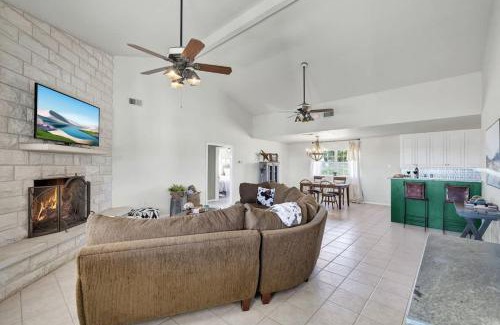 Fredericksburg Casa | Casa Blanca: Hot-tub, Fire Pit, Hill Country Views