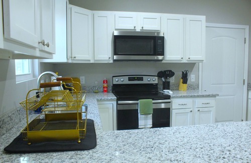 Emporia Casa | Casa Blanca - mins to Downtown Emporia