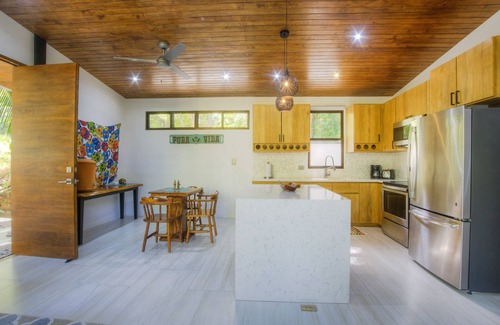 Playa Guiones Casa | Casa Blanca, joya de Playa Guiones, a 7 minutos a pie de la playa