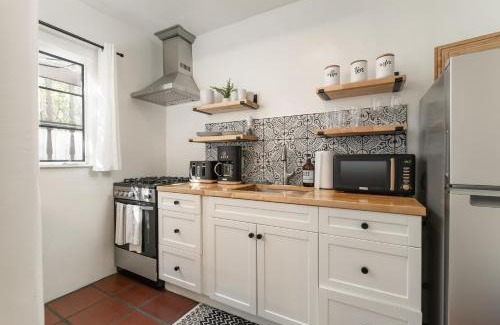 Montecito Apartamento | Casa Blanca Suite B2 - New, Private, Cozy!