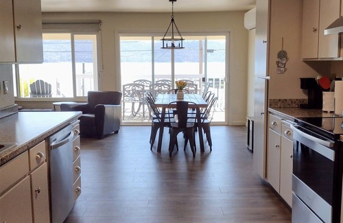 Clearlake Park Casa | Casa Blanca waterfront house with private pier , sleeps 8. 4 bedrooms, 3 Bath