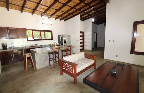 Aserradores Casa | "¡Casa Boom!" Hermosa casa de 2 dormitorios y 2 baños con piscina en la playa junto al auge.