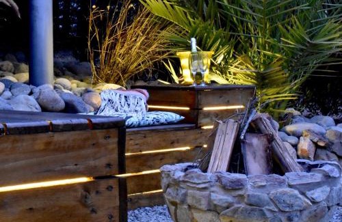 Pichilemu Casa | CASA BOUTIQUE PRIVADA CON VISTAS AL OCÉANO - Quincho Privado - No incluido en la tarifa agrega por un suplemento una sesión de hidromasaje bajo las estrellas en jacuzzi privado de uso exclusivo - Estacionamiento Privado
