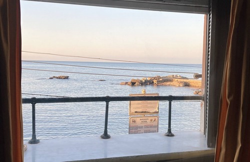 Quinto al Mare Casa | Casa Bruna …… Like a boat on the sea ......