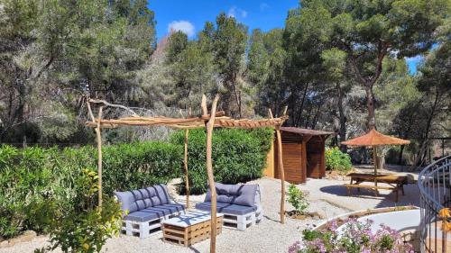 Urbanitzacio la Fustera Apartamento | Casa Caledonia - Appartement dans villa avec jardin arboré et piscine à 500 M de la mer