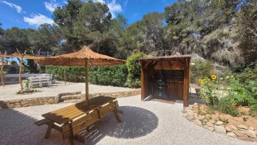 Urbanitzacio la Fustera Apartamento | Casa Caledonia - Appartement dans villa avec jardin arboré et piscine à 500 M de la mer