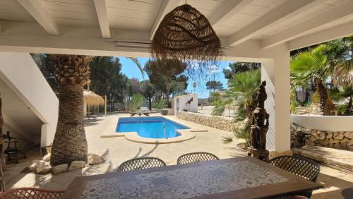 Urbanitzacio la Fustera Apartamento | Casa Caledonia - Appartement dans villa avec jardin arboré et piscine à 500 M de la mer