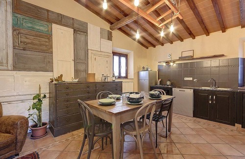 Pontassieve Casa | Casa Camomilla C: una característica y acogedora casa independiente de dos pisos rodeada de prados y verdes colinas.