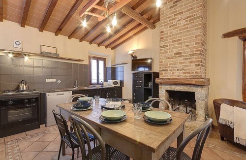 Pontassieve Casa | Casa Camomilla C: una característica y acogedora casa independiente de dos pisos rodeada de prados y verdes colinas.