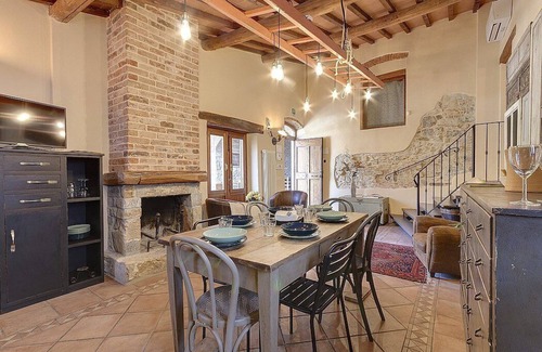 Pontassieve Casa | Casa Camomilla C: una característica y acogedora casa independiente de dos pisos rodeada de prados y verdes colinas.