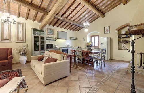 Pontassieve Casa | Casa Camomilla E: una característica y acogedora casa independiente de dos pisos rodeada de prados y verdes colinas.