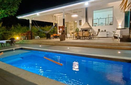 Tena Casa | Casa campestre con piscina climatizada a 1 hora de Bogota