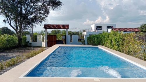 Ricaurte Casa | Casa Campestre La Victoria piscina privada, wifi