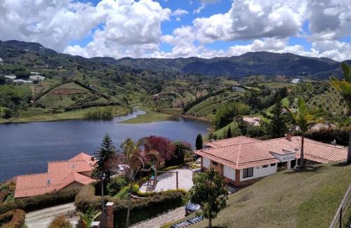 El Penol Casa | CASA CAMPESTRE MONTECARLO Guatapé- desayuno a pareja
