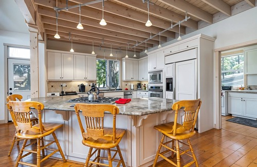 Groveland Casa | Casa Cassaretto - This Beautiful Lakefront Home is Only 50 yards from Marina Beach by Yosemite Region Resorts
