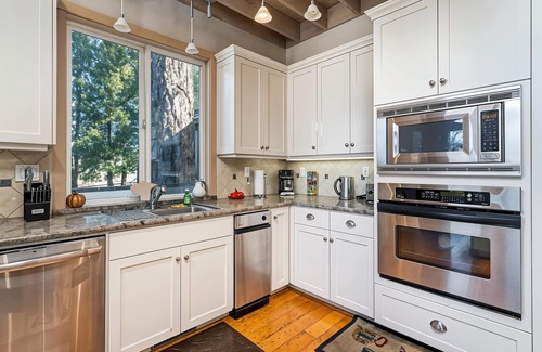 Groveland Casa | Casa Cassaretto - This Beautiful Lakefront Home is Only 50 yards from Marina Beach by Yosemite Region Resorts