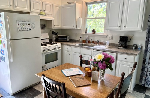 Edgartown Casa | Casa Chica es una encantadora cabaña, ubicada en el bosque. ¡Piensa en la playa o R & R!