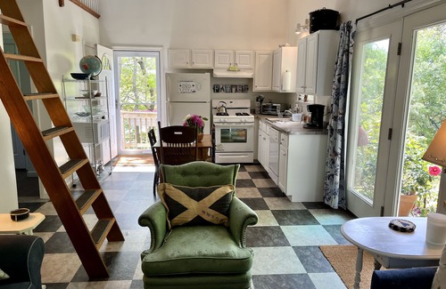 Edgartown Casa | Casa Chica es una encantadora cabaña, ubicada en el bosque. ¡Piensa en la playa o R & R!