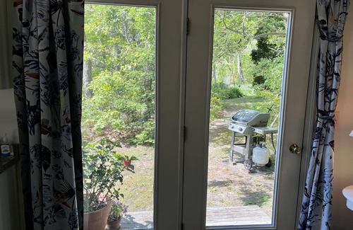 Edgartown Casa | Casa Chica es una encantadora cabaña, ubicada en el bosque. ¡Piensa en la playa o R & R!