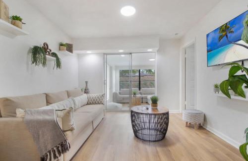 Hallandale Beach Villa | Casa Christina I 5 min to Beach I Tropical Pool