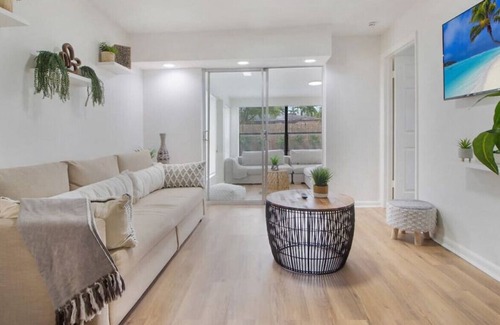 Hallandale Beach Villa | Casa CHRiSTINA I Tropical Pool