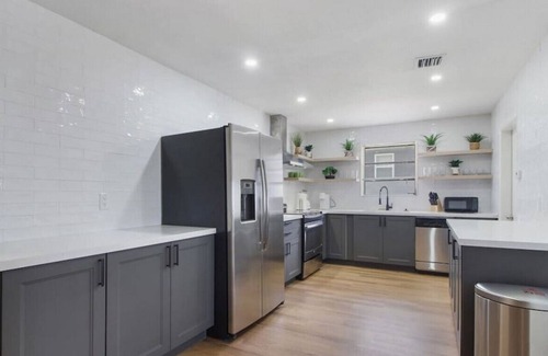 Hallandale Beach Villa | Casa CHRiSTINA I Tropical Pool