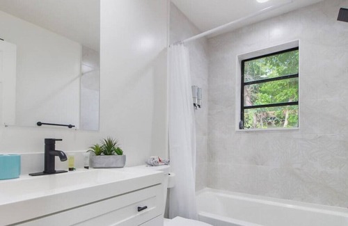 Hallandale Beach Villa | Casa CHRiSTINA I Tropical Pool