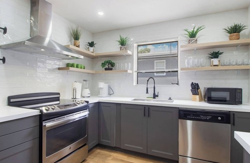 Hallandale Beach Villa | Casa Christina I 5 min to Beach I Tropical Pool