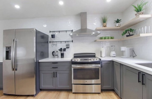 Hallandale Beach Villa | Casa Christina I 5 min to Beach I Tropical Pool