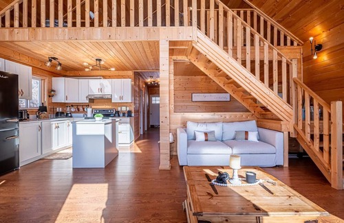 Central Alberta Casa | "Casa CIelo" Cabin on the lake!