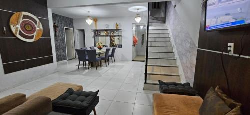 Mosqueiro Casa | Casa cinza em frente à praia em condominio