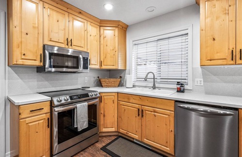Logan Casa | Casa Cliffside: Animal Friendly, Mountain Getaway w/ Private Balcony