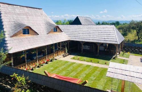Ocna Sugatag Casa | Casa Colț din Maramureș - Old Traditional House