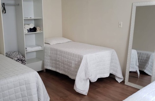 Sao Carlos Otro | Casa com ares de campo na cidade. Deck com redes e bancos, jardim e quiosque.