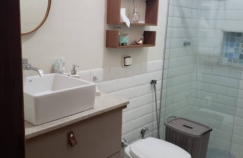 Sao Carlos Otro | Casa com ares de campo na cidade. Deck com redes e bancos, jardim e quiosque.