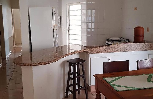 Centro Casa | Casa com churrasqueira no Centro de Caraguatatuba