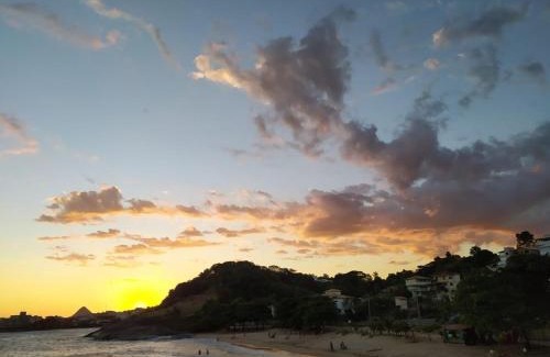 Iriri Casa | Casa com mezanino, de frente para o mar