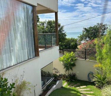 Iriri Casa | Casa com mezanino, de frente para o mar