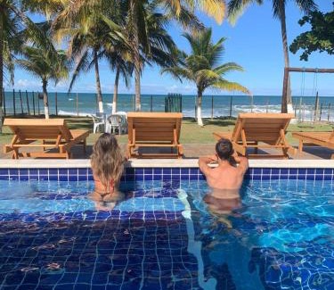 Olivenca Apartamento | Casa completo com grande piscina sob coqueiros, pe na areia