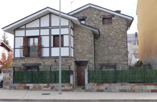 Jaca Casa | Casa con jardín frente ciudadela